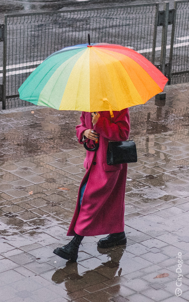 Женщина под разноцветным зонтом.