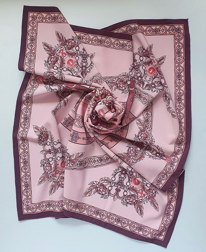 Шелковый платок в розовых тонах и узорах