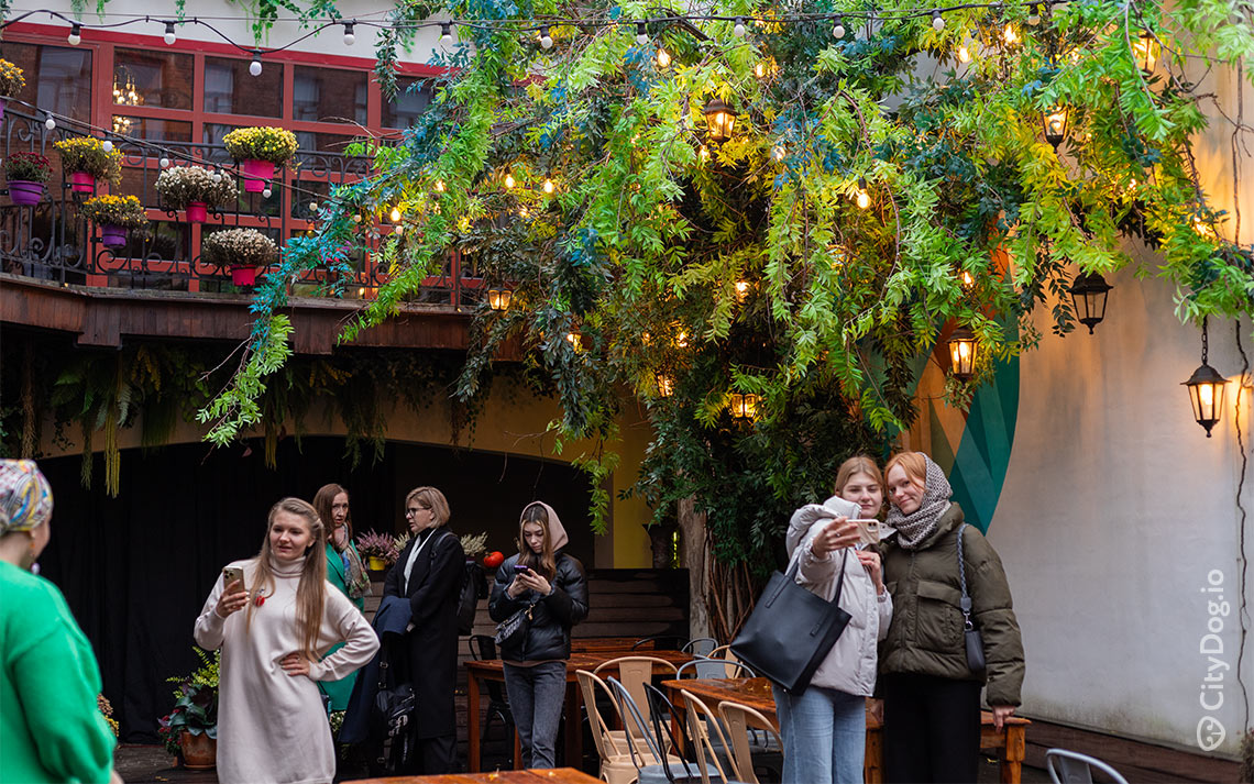 Девушки на фоне красивой террасы ресторана Pinky Bandinsky. Осень 2023 года. 