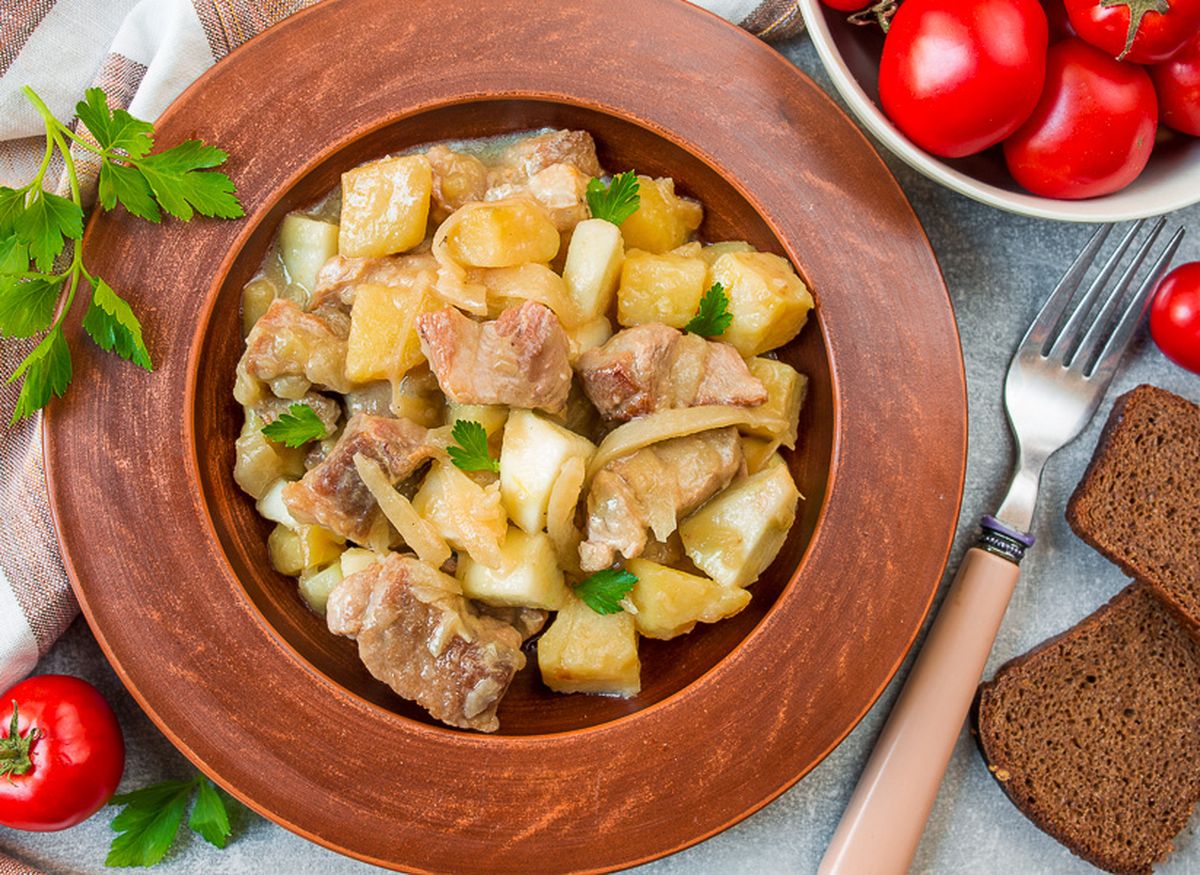 Рецепт рагу из свинины с картошкой и яблоками.