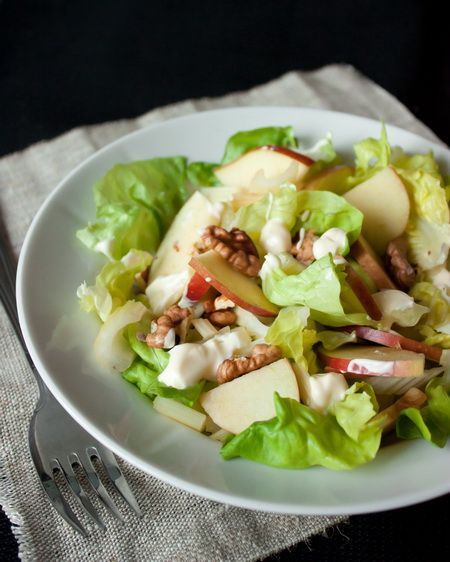 Рецепт салата с сельдереем и яблоком.