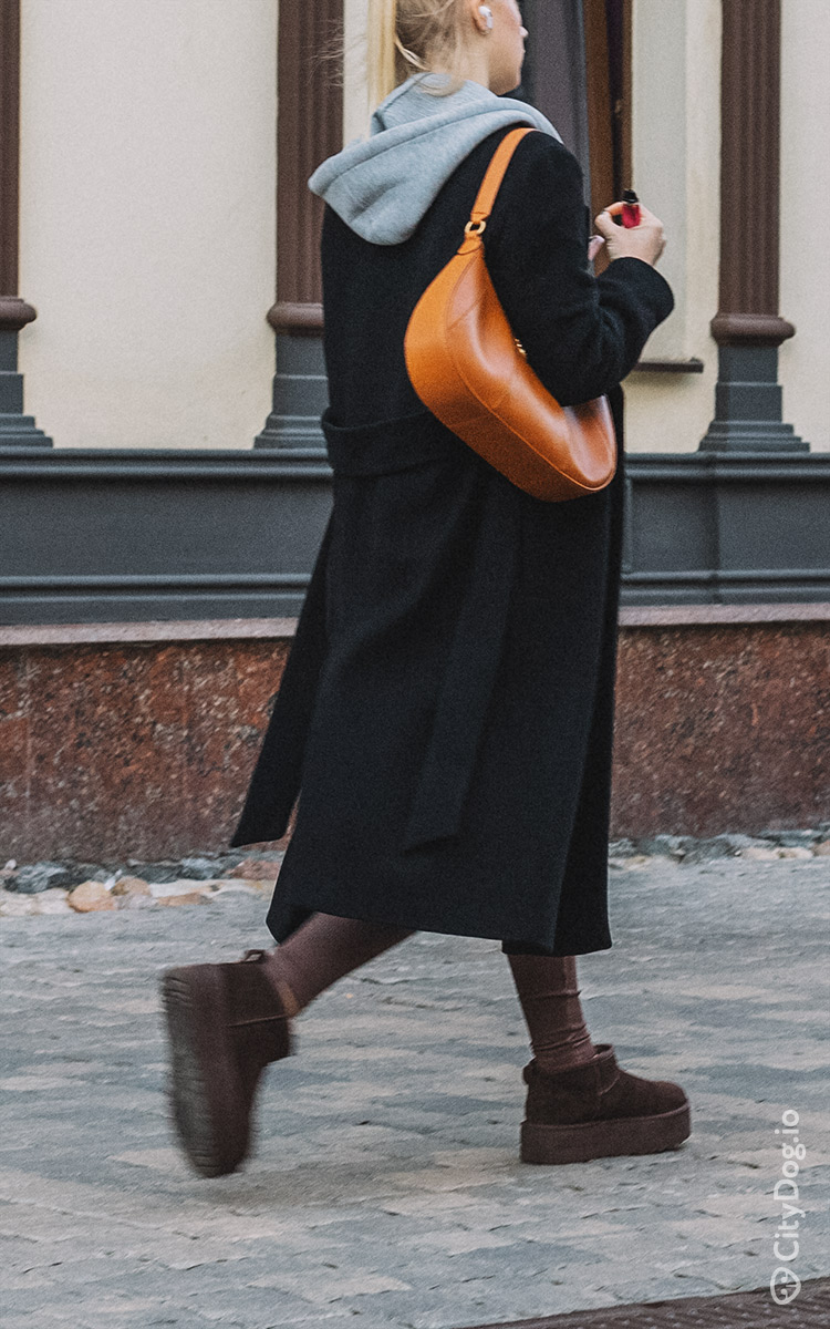 Минчанка в длинном черном пальто.
