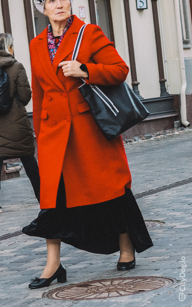 Минчанка в красном пальто.