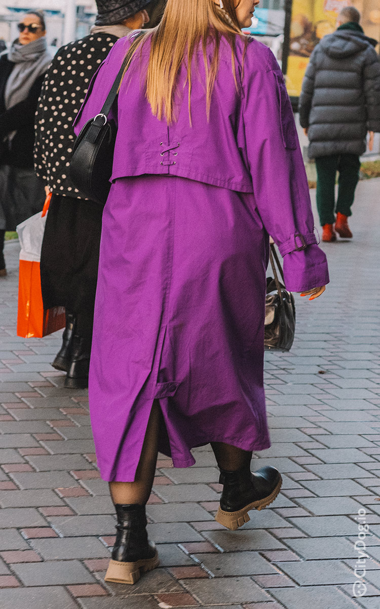 Девушка в фиолетовом пальто.