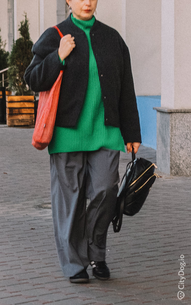 Минчанка в ярко-зеленом свитере.