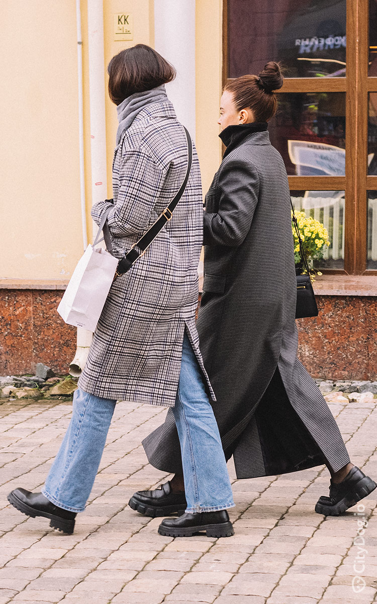 Две минчанки гуляют по центру Минска.