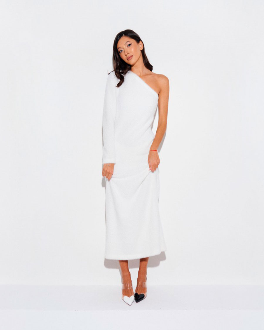Белое вязаное платье на одно плечо