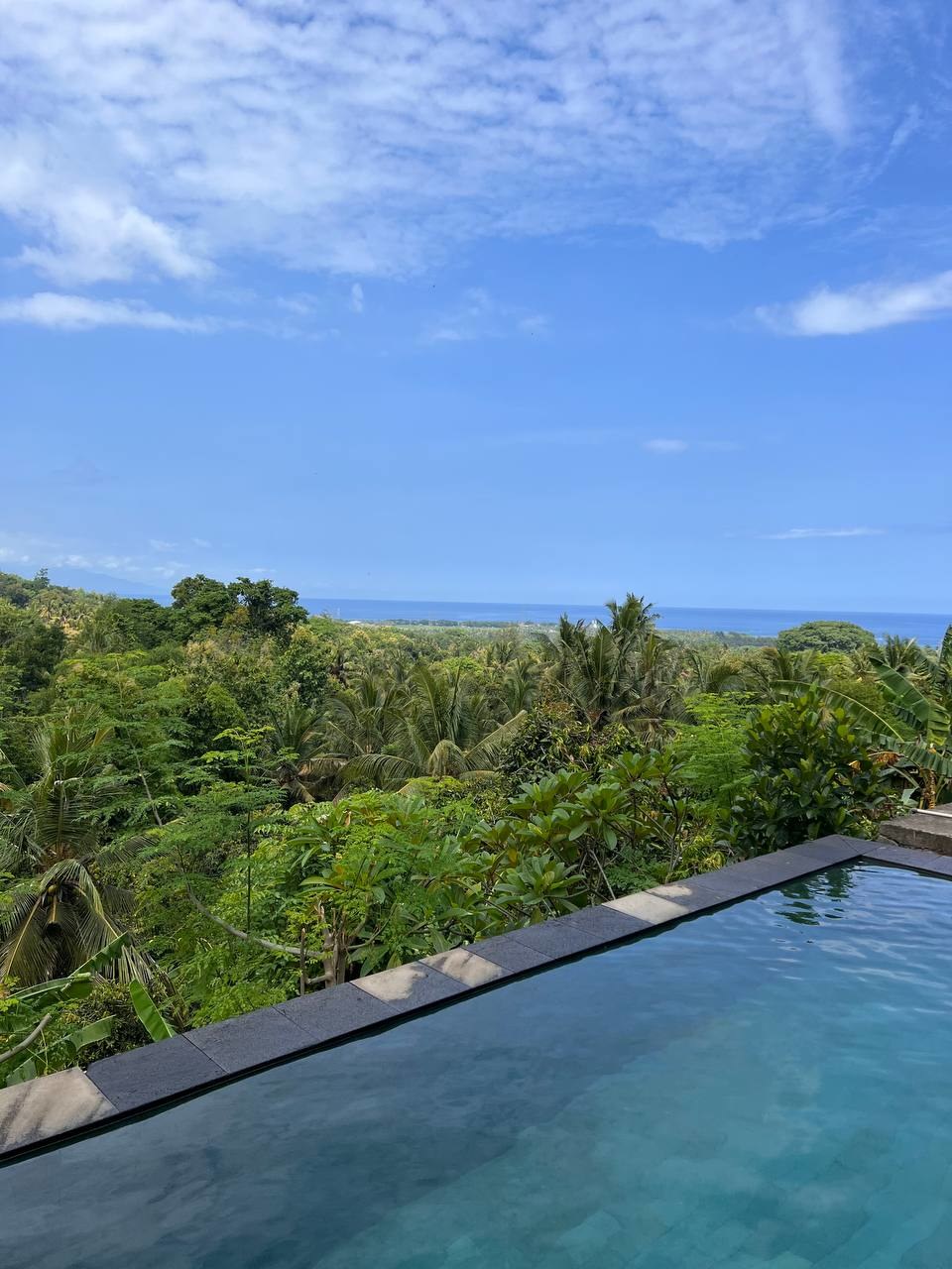 Вид с острова Нуса Пенида на Бали.