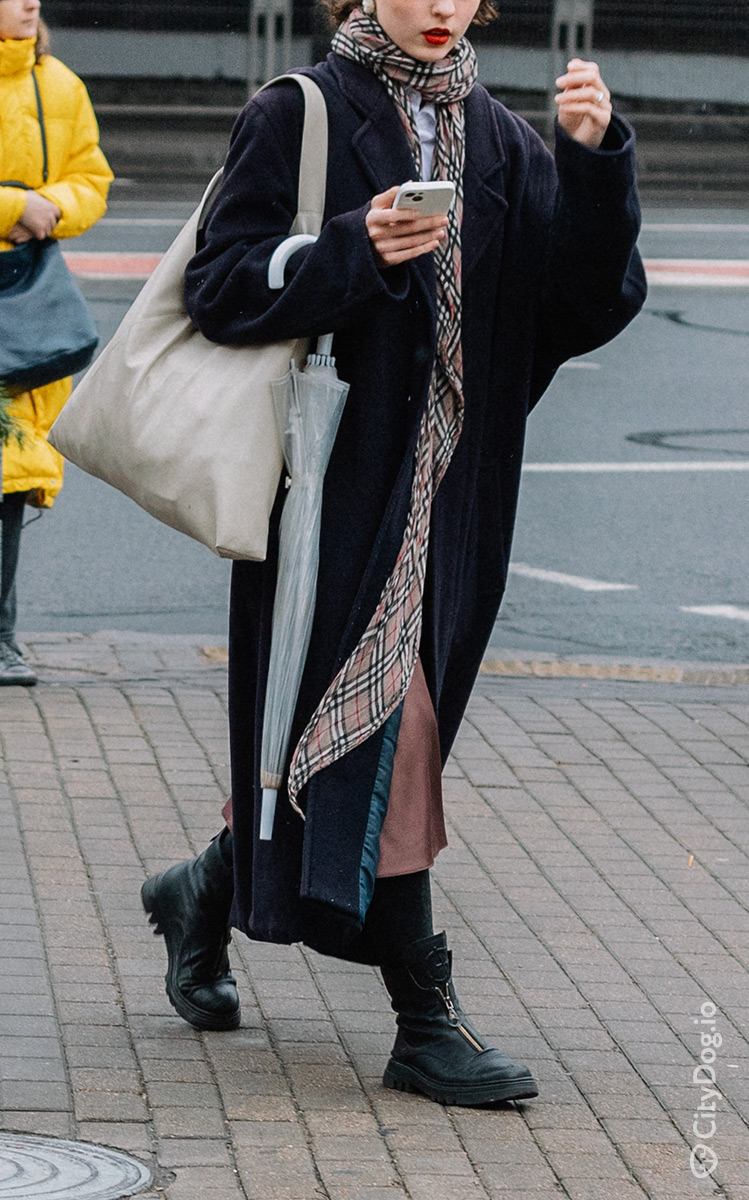 Минчанка с зонтом и телефоном.