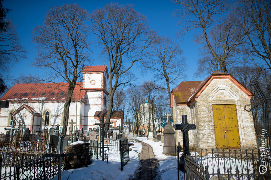 Костел зимой на Кальварийском кладбище.