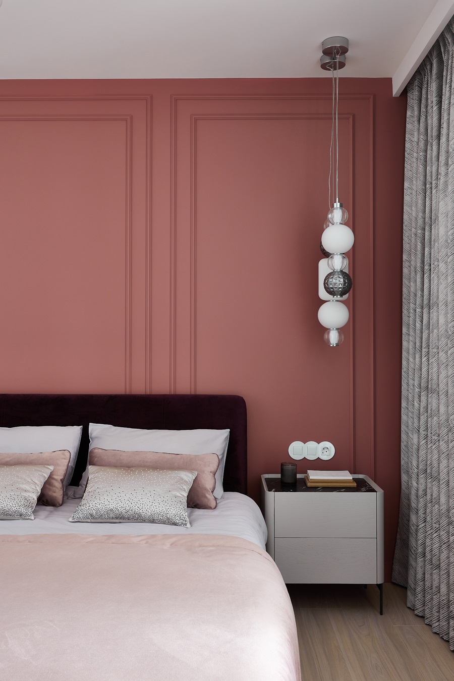 Оформление спальни в розовых оттенках.