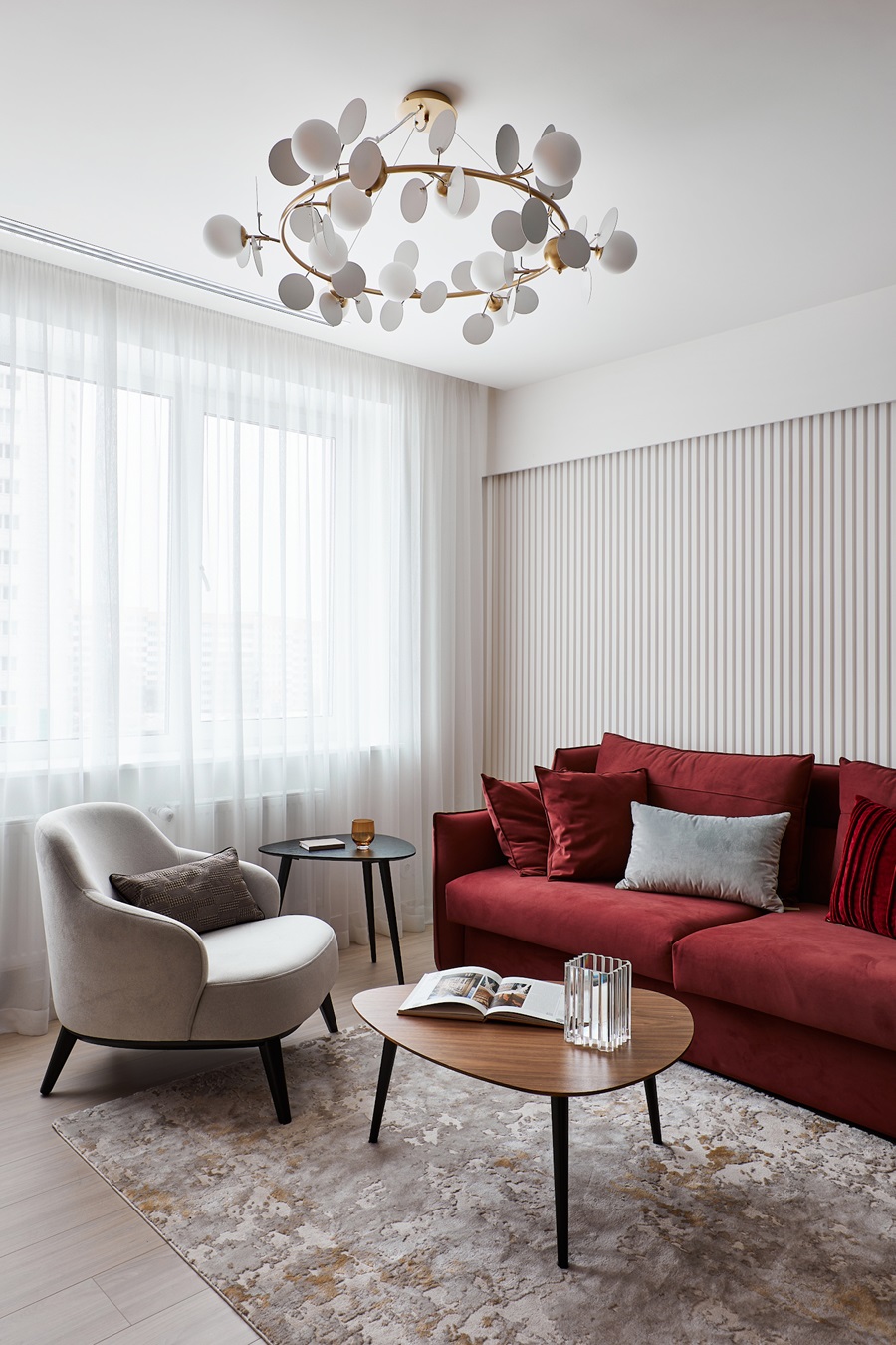 Мебель для гостиной: яркий диван, кресло, журнальный столик. 