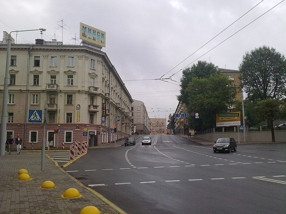 Вид на улицу Городской Вал в Минске, жилые дома, машины, пешеходы.