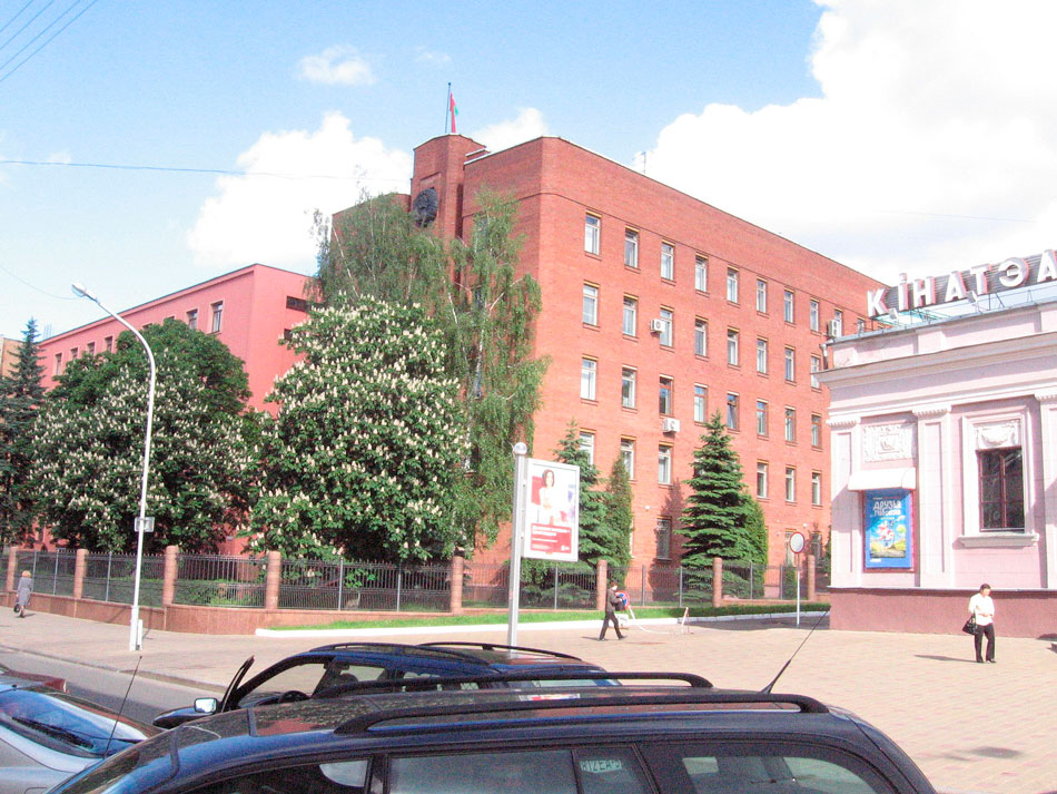 Здание Генеральной прокуратуры Беларуси, кинотеатр «Победа», пешеходы, машины. 