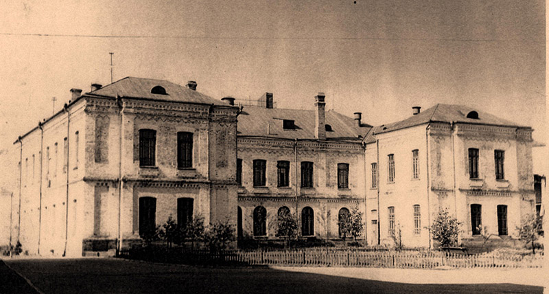 Старое здание на территории университетского городка в Минске.