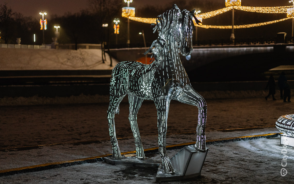Световая инсталляция в виде лошади.