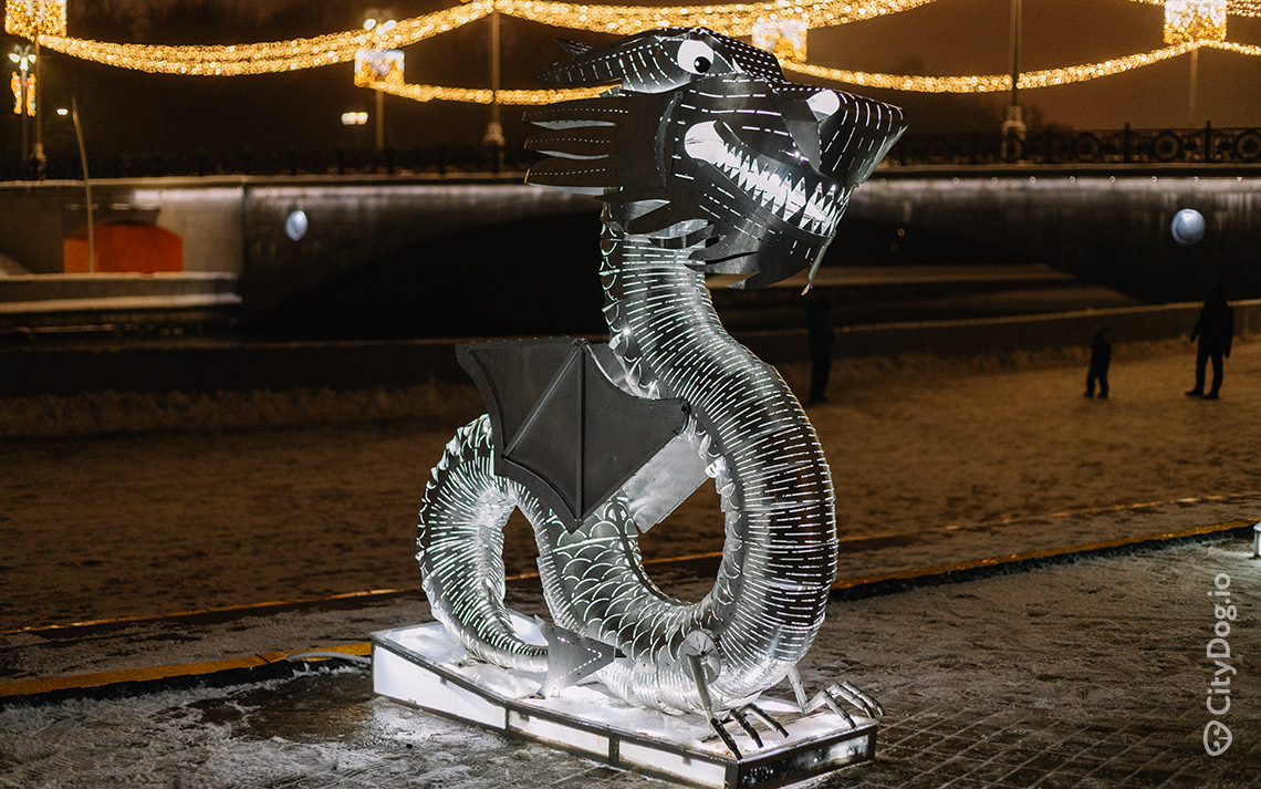 Световая инсталляция в виде дракона.