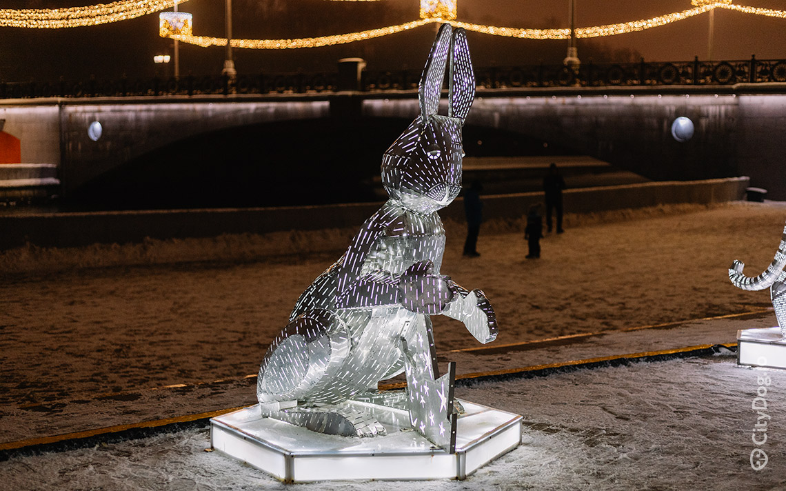 Световая инсталляция в виде кролика.