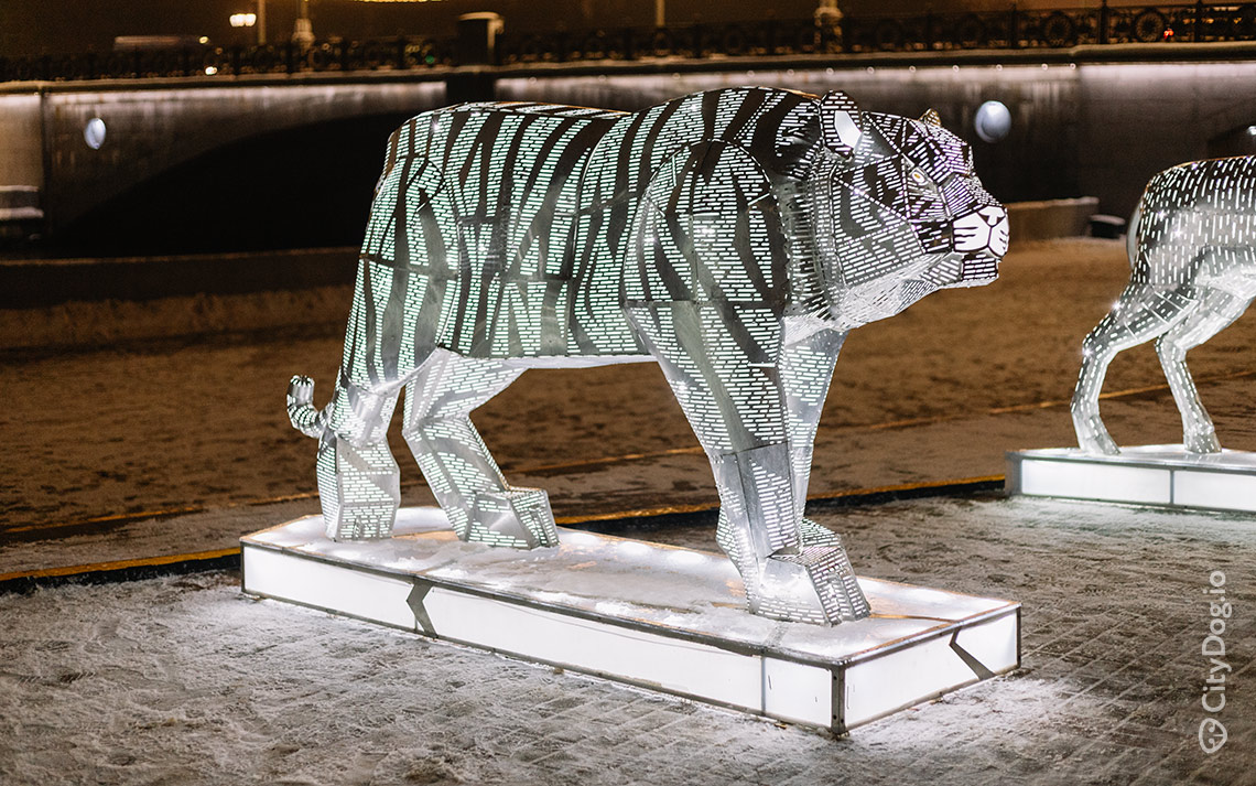 Световая инсталляция в виде тигра.