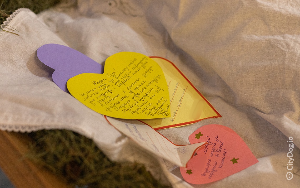Бумажные разноцветные сердца с детскими пожеланиями. 