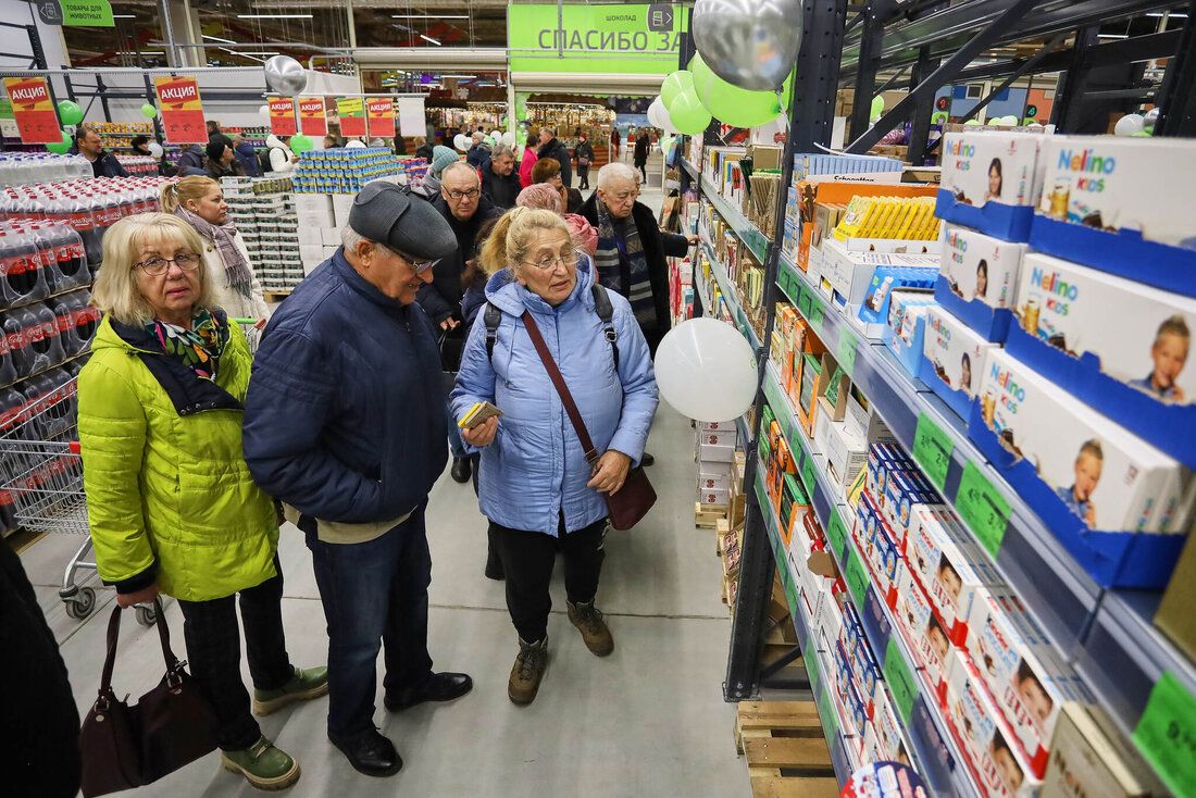 Пенсионеры в крупном супермаркете. 