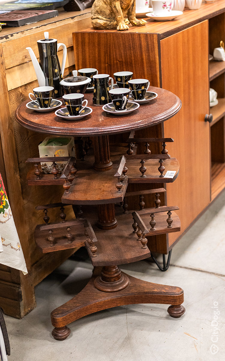 Деревянный столик для книг и чайный сервиз. 