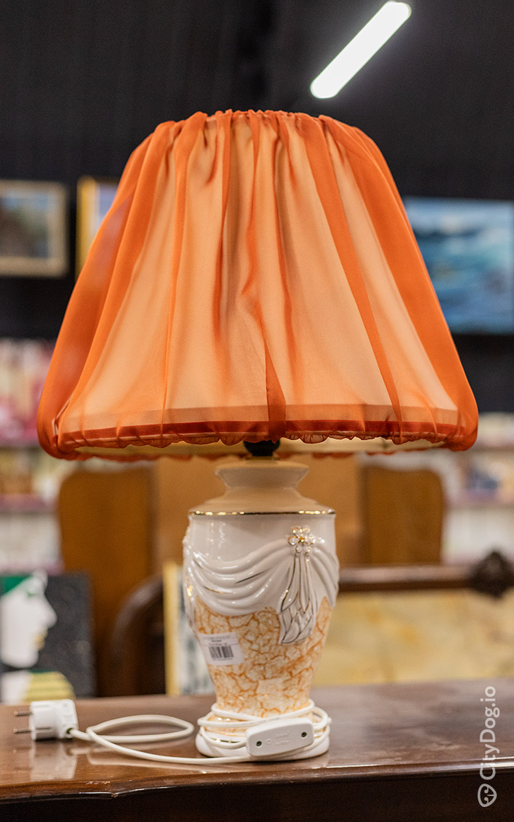 Оранжевая настольная лампа. 