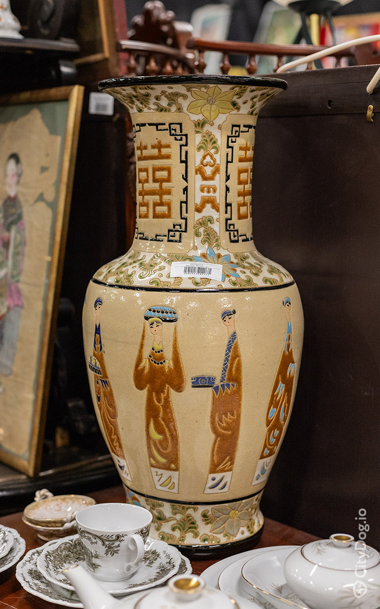 Вьетнамская ваза с узорами. 
