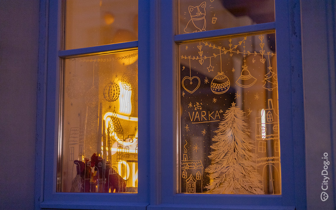 Окно кофейни, разрисованное новогодними узорами. 
