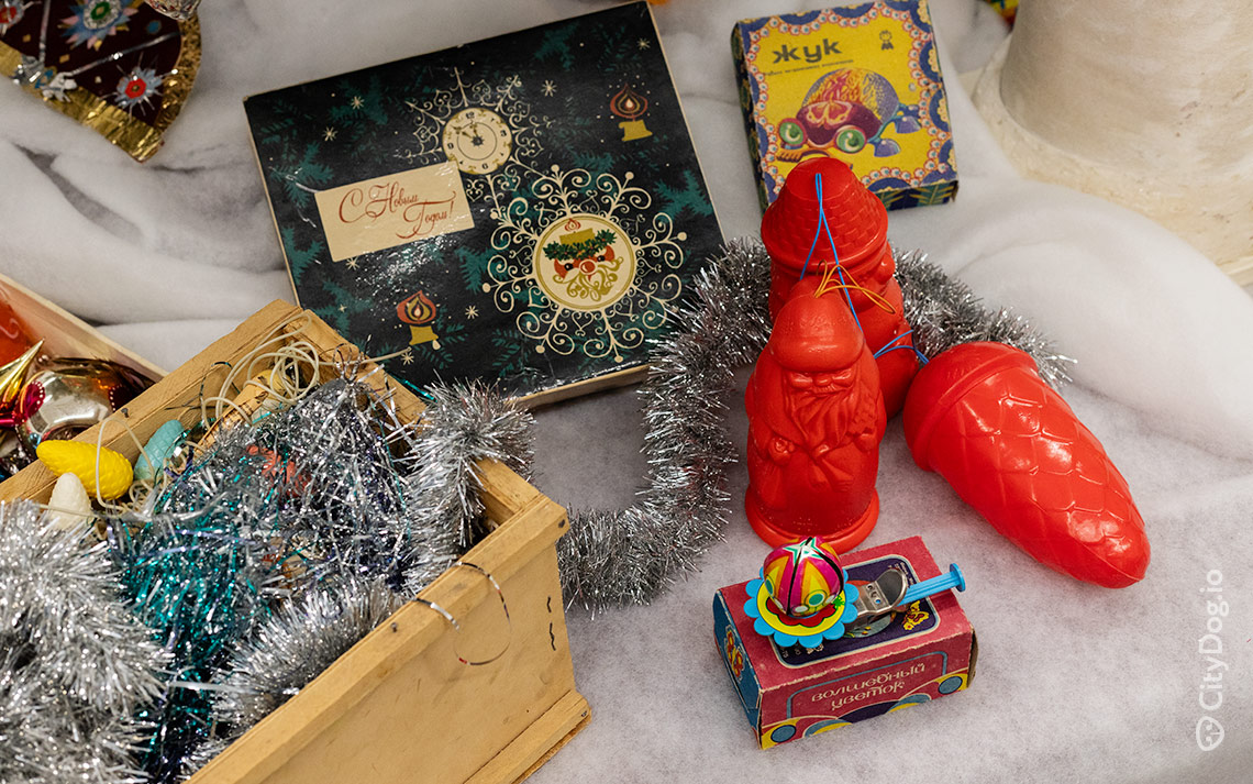 Новогодние игрушки в ретро-стиле и праздничная мишура на елку. 