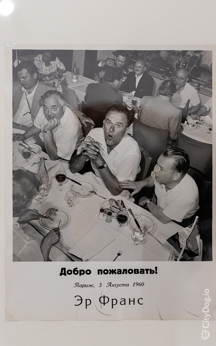 Компания мужчин ужинает за столом в ресторане.