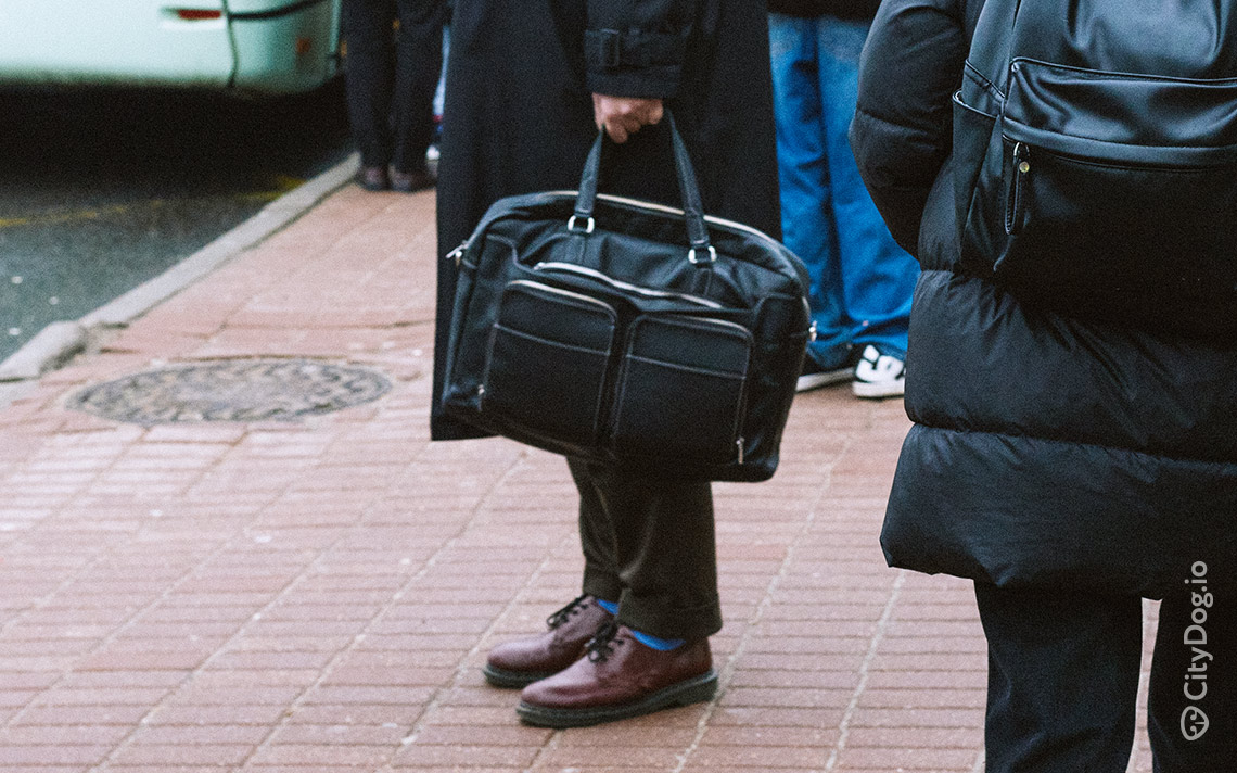 Мужчина с черной сумкой.