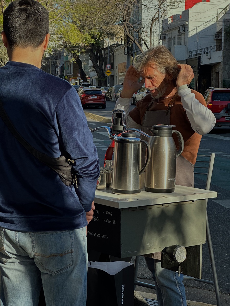 Уличный продавец кофе в Буэнос-Айресе. 