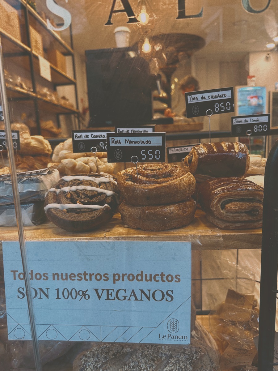 Пекарня с ценами в Аргентине.