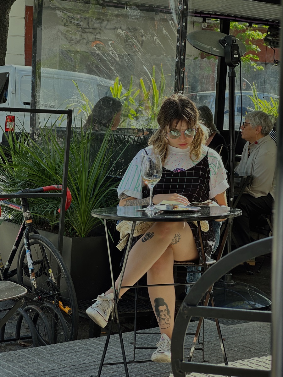 Молодая девушка читает книгу в кафе в Аргентине.