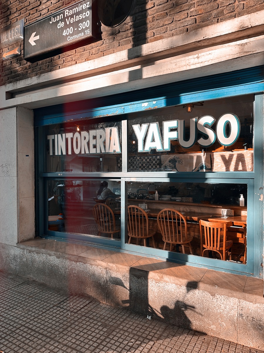 Витрина кафе в Буэнос-Айресе.