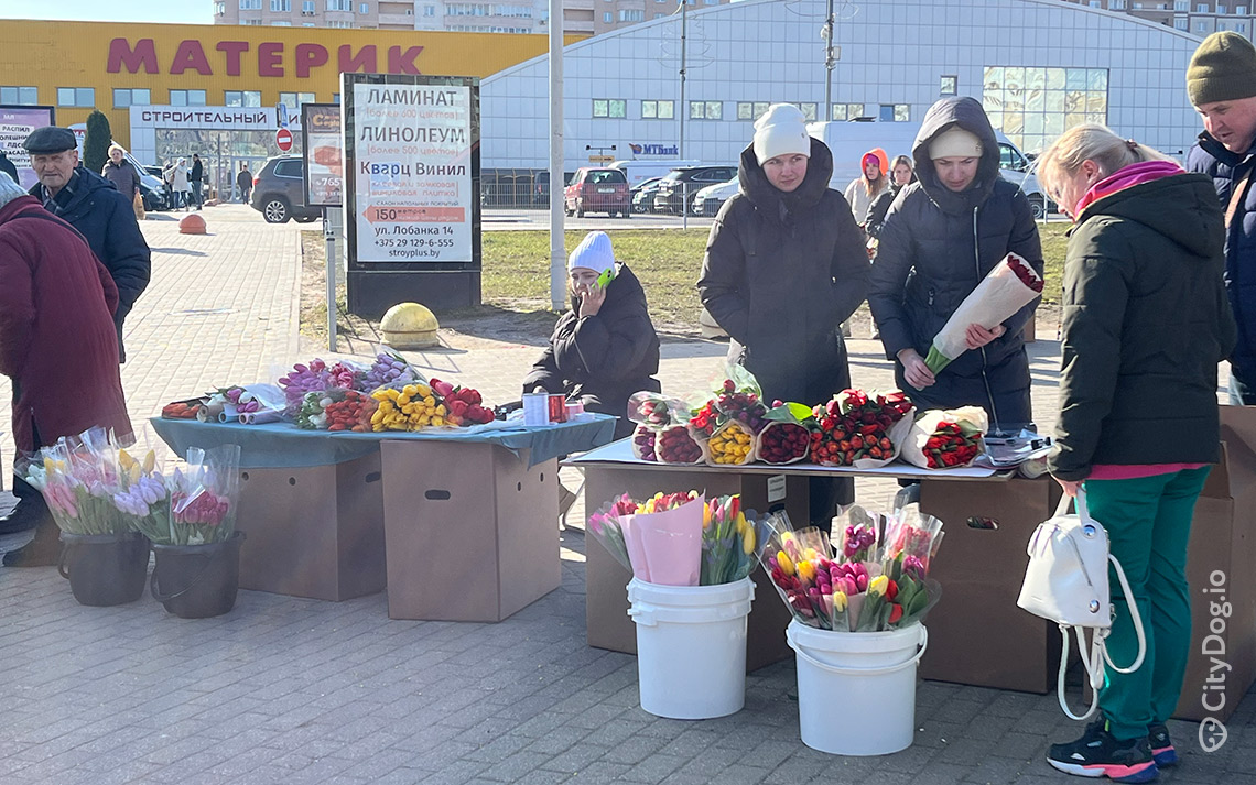 Тюльпаны и мимозы на 8 Марта в Минске.