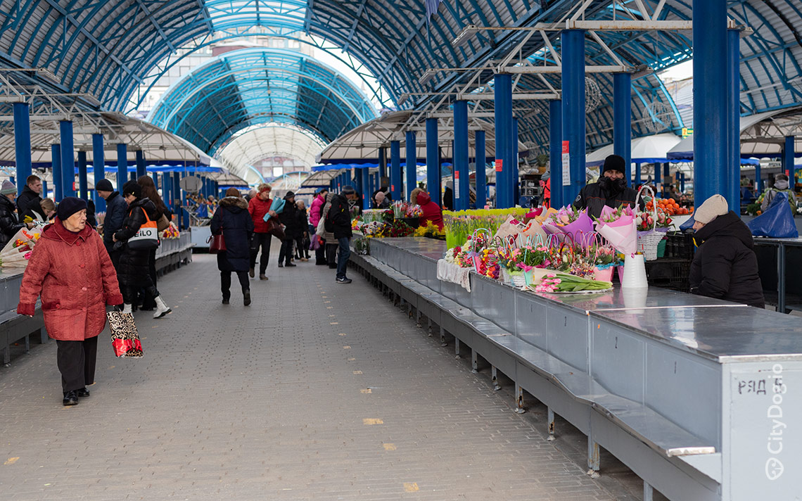 Цветочный базар на Комаровском рынке в Минске.