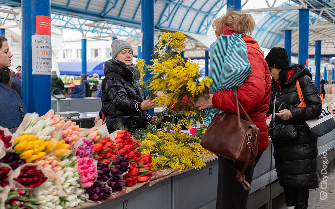 Цветочный базар на Комаровском рынке в Минске.