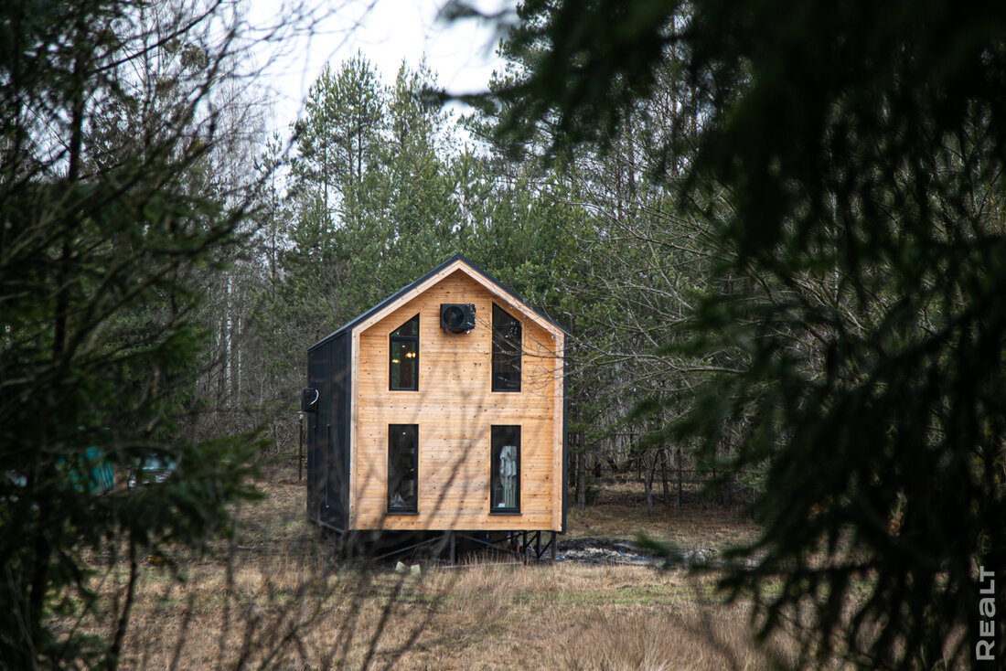 Деревянный дом в лесу.