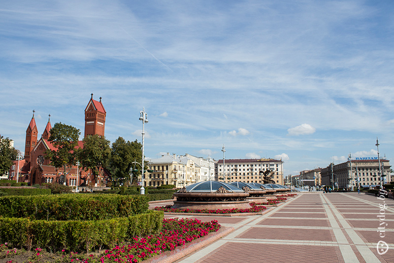Площадь Независимости, Красный костел в Минске. 