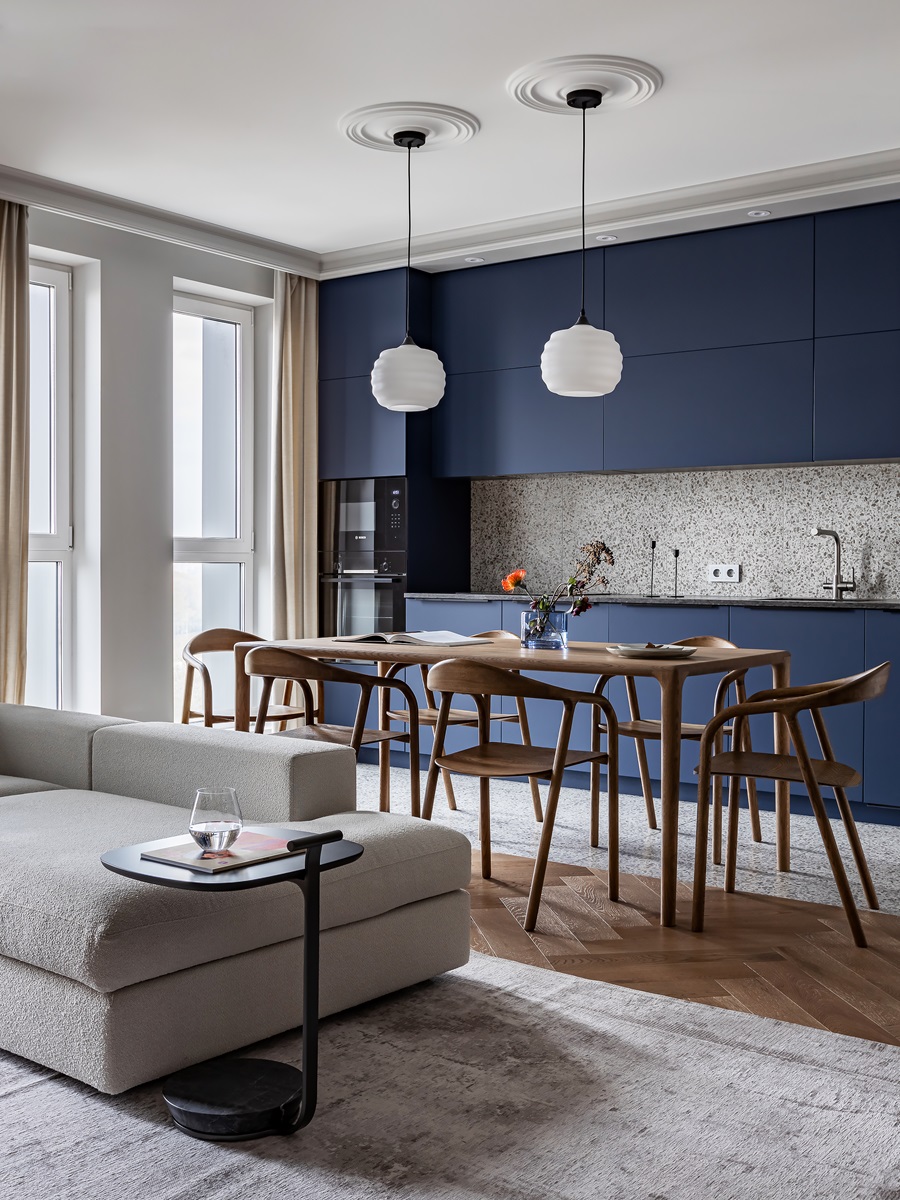 Синяя кухня и обеденный стол в квартире. 