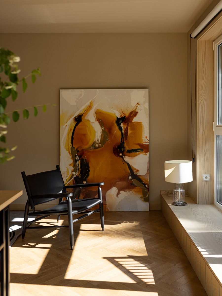 Картина беларуской художницы и кресло в гостиной. 