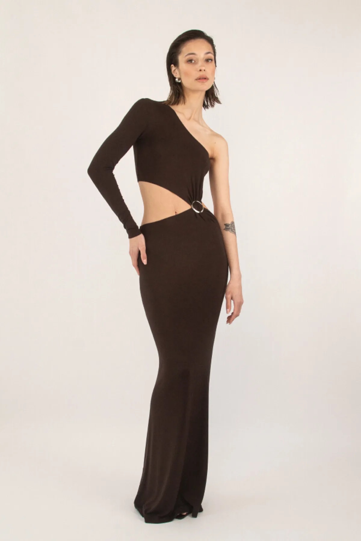 Девушка в асиметричном платье из нежной вискозной ткани премиум качества в длине макси с акцентными деталями от беларуского бренда Lsd.clothing.