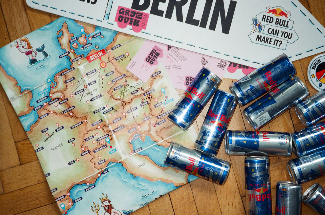 На фото видно красочную карту Европы, на которой выделен город Берлин, окруженный банками энергетиков Red Bull. На карте отмечены города, которые являются контрольными точками или пунктами назначения для участников конкурса «Red Bull Can You Make It?».