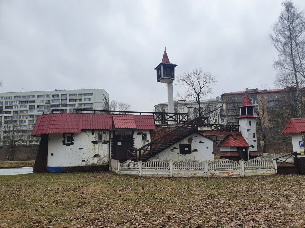 Фото кафе с башенками «Сказочный замок» в парке Горького, Минск.