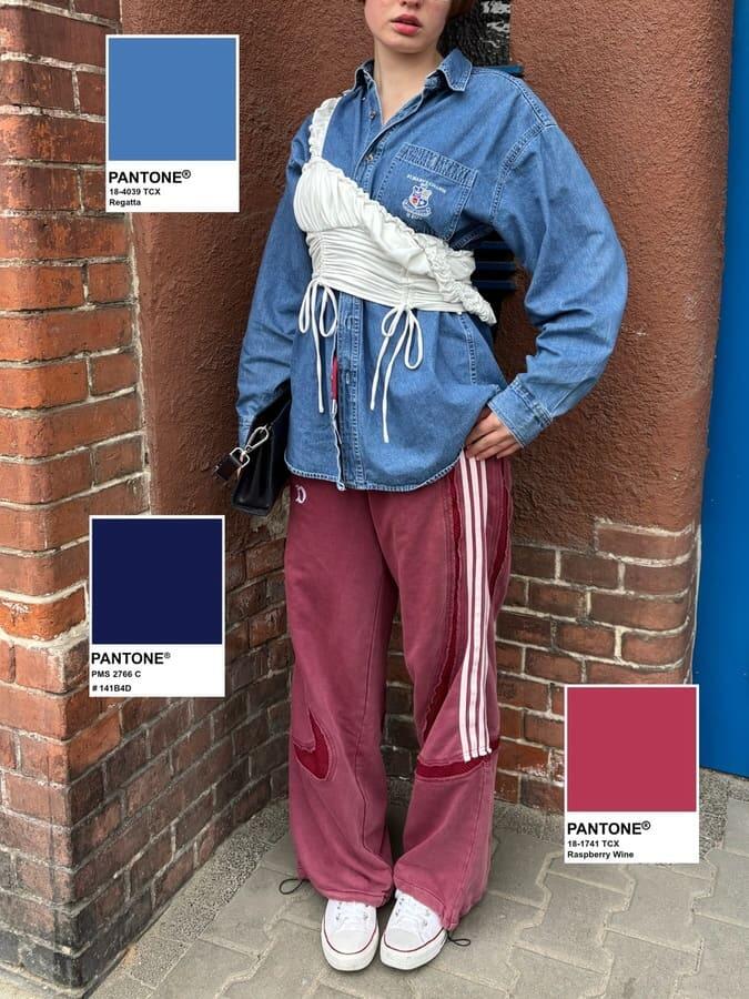 Девушка в розовых штанах Innovare Denim. 