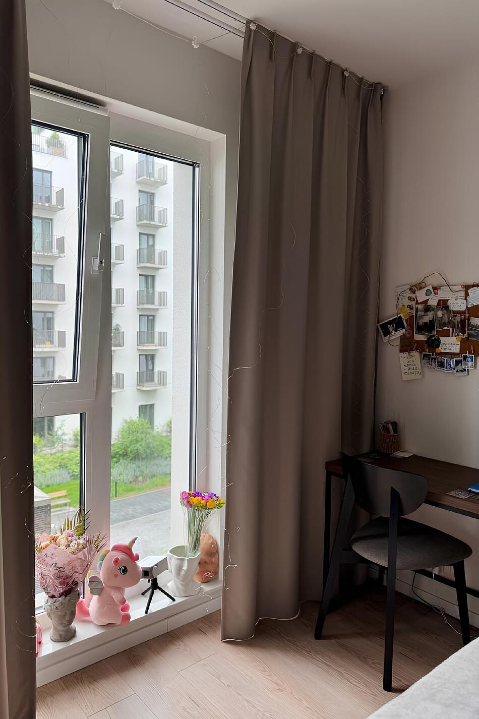 Квартира в Кракове, спальня, окно, письменный стол.