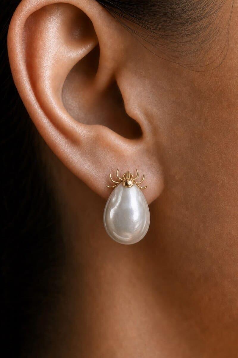 Сережка в виде клеща от беларуского дизайнера Леши Лимонова.