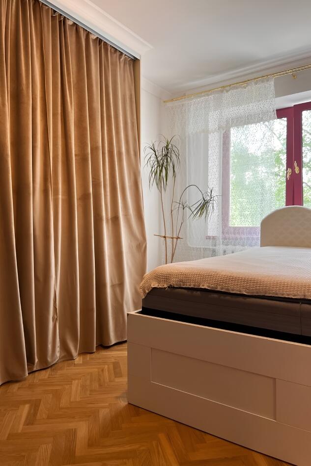 Квартира в Минске, спальня, шкаф-купе, текстиль, окно, кровать.